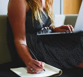 Kirjanpitäjä työskentelee